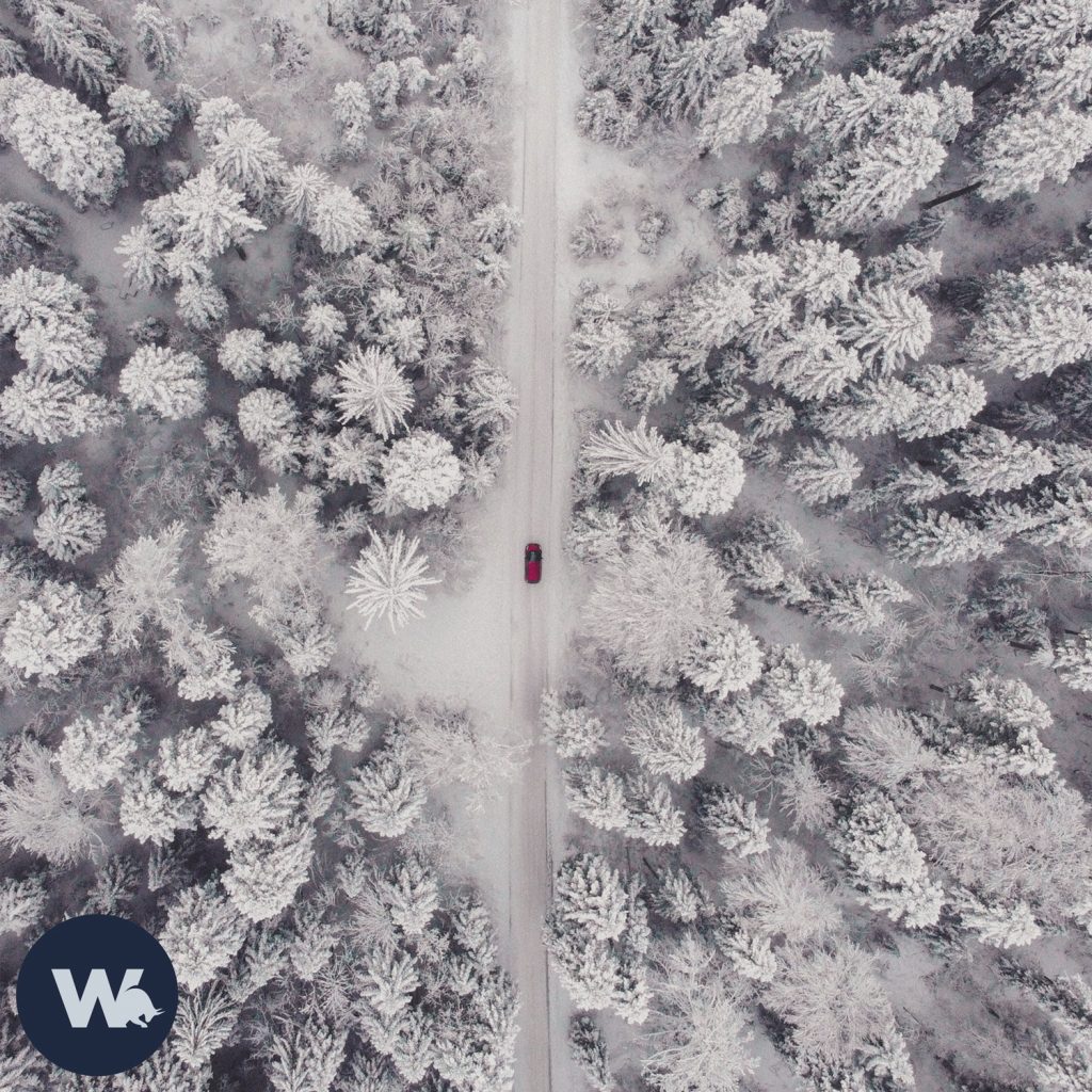 Ein Auto fährt durch eine stark verschneite Landschaft im Schwarzwald.